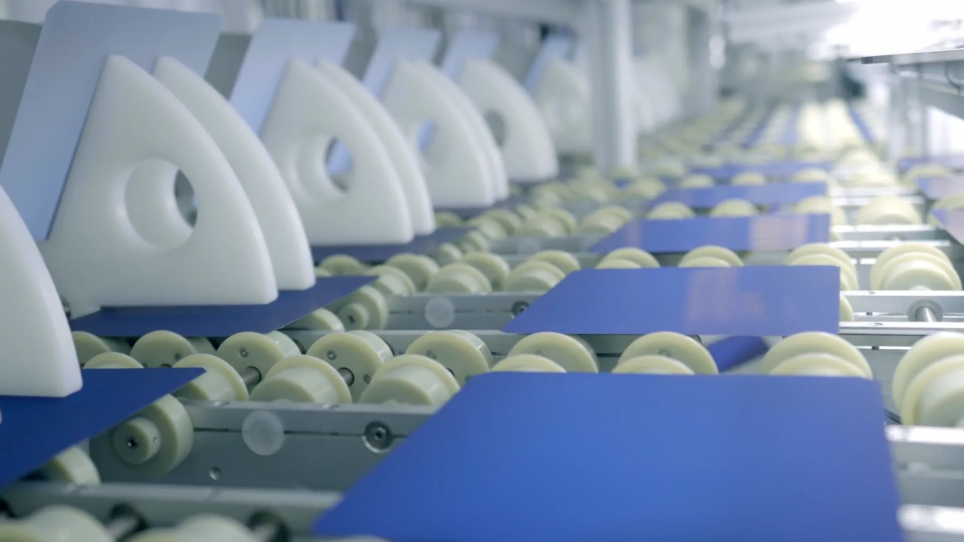Línea de producción automatizada donde cada proceso se ejecuta de forma sincronizada.